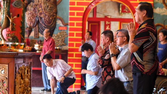 JELANG IMLEK - Warga keturunan Tionghoa berdoa saat mengikuti ibadah Shin Shien Jie di Kelenteng Eng An Kiong, Kota Malang, Jawa Timur, Rabu (11/2/2026). Ibadah tersebut dilakukan sebagai ritual mengantar para dewa kembali ke langit menjelang perayaan Tahun Baru Imlek 2577 Kongzili yang jatuh pada Tahun Kuda Api.