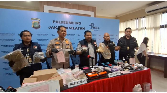KASUS NARKOBA - Polres Metro Jakarta Selatan menggelar konferensi pers pengungkapan praktik home industry atau industri rumahan narkotika jenis ganja di sebuah perumahan elite di kawasan Jagakarsa, Jakarta Selatan, Rabu (11/2/2026).