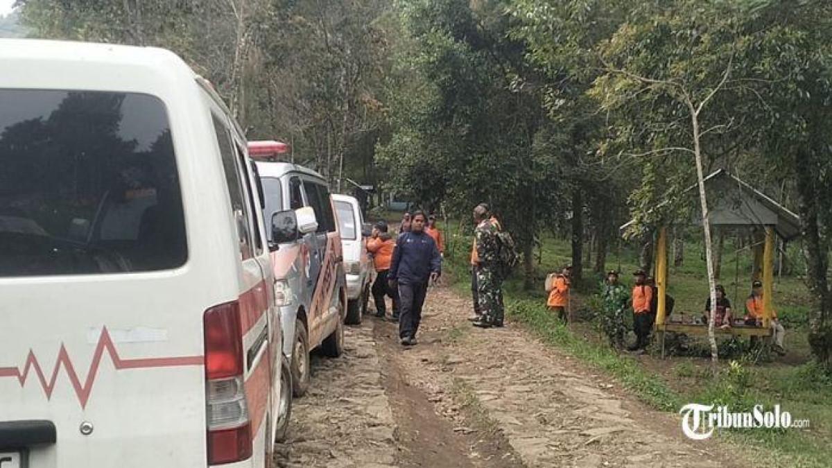 PENCARIAN - Suasana Operasi pencarian (opsar) Yazid Ahmad Firdaus (26), survivor asal Desa Gawanan, Kecamatan Colomadu, Kabupaten Karanganyar yang hilang di Bukit Mongkrang, Kecamatan Tawangmangu, Kabupaten Karanganyar, Senin (26/1/2026). Kini survivor sudah ditemukan.