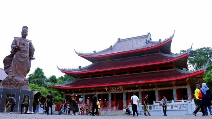 Kelenteng Sam Poo Kong yang berada di Kota Semarang memang menawarkan suasana mirip di Negeri Tirai Bambu, China.