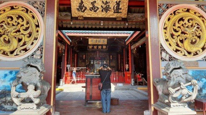 Pengunjung yang datang ke Klenteng Tay Kak Sie Semarang.