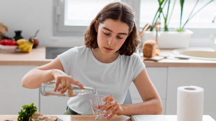 Ilustrasi menjaga tubuh tetap terhidrasi untuk menjaga kesehatan usus