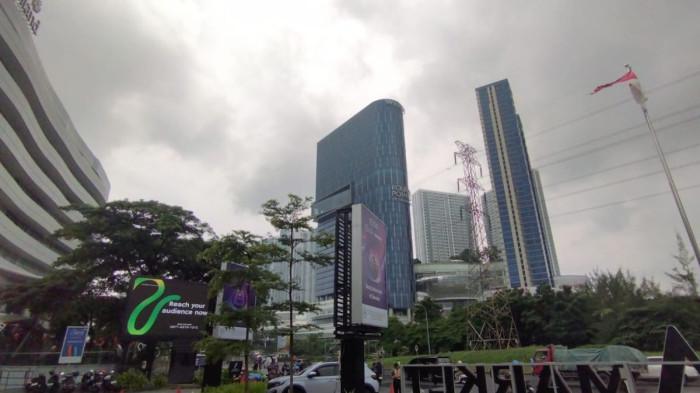 MENDUNG - Kondisi cuaca di sekitar PTC Surabaya, Minggu (9/2/2026)