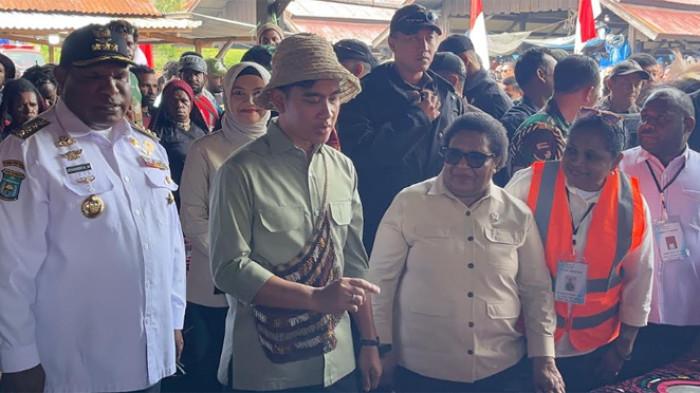 GIBRAN DI PAPUA - Wakil Presiden Gibran Rakabuming mengunjungi Pasar Potikelek di Jayawijaya, Papua, pada Rabu, (14/1/2026). Wapres yang mengenakan kemeja safari warna hijau, langsung diberi tas serta topi noken khas Papua.(Taufik Ismail)
