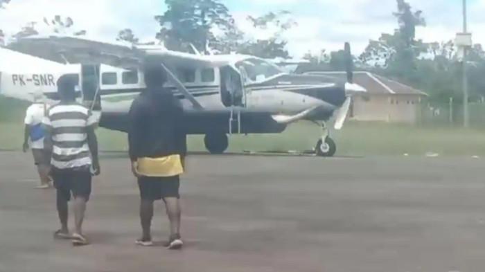 PESAWAT DITEMBAKI - Tampak Pesawat Smart Air dengan nomor registrasi PK-SNR masih berada di Lapangan Terbang Korowai. (Dok. Polres Boven Digoel)