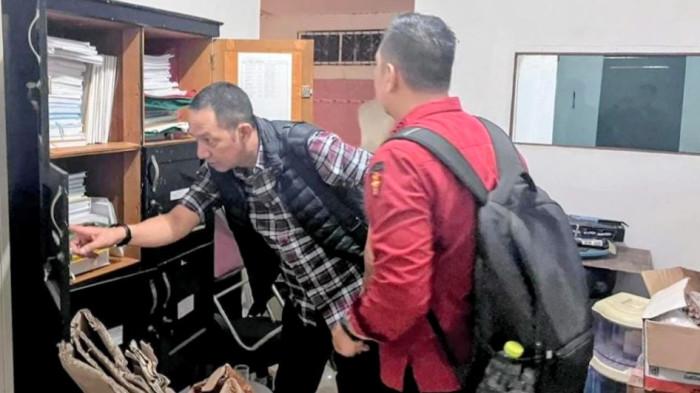 PENGGELEDAHAN TIPIKOR - Tim penyidik Kejati Kalbar saat menggeledah satu rumah di Jalan Parit H. Husein 2 Komplek Paris Royal Residence, Kecamatan Pontianak Tenggara, Kota Pontianak, pada Rabu 11 Februari 2026 pagi. Penggeledahan itu terkait Perkara dugaan Tipikor Tata Kelola Pertambangan.