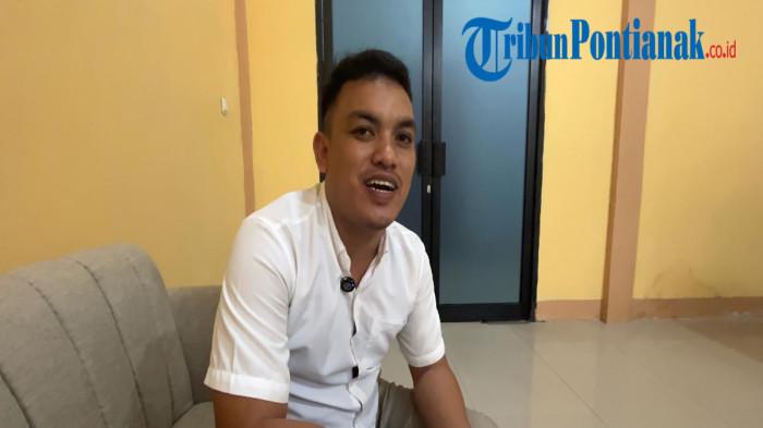 BPJS KESEHATAN - Penyuluh sosial sekaligus operator Dinas Sosial Kabupaten Sambas Hendi ketika menjelaskan jumlah reaktifasi PBI BPJS Kesehatan. Hendi bilang baru 32 jiwa yang berhasil diaktifasi kembali, Rabu 11 Februari 2026.