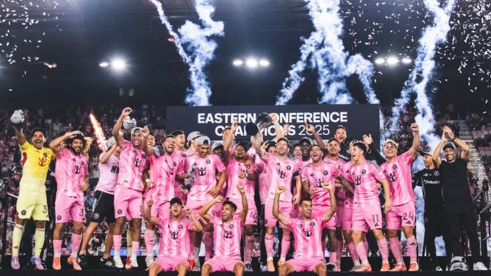 INTER MIAMI - Inter Miami mengangkat trofi juara MLS wilayah timur 2025 usai mengalahkan New York City skor 5-1 di Chase Stadion Chase, Florida pada Minggu (30/11/2025) pagi WIB. (Twitter Inter Miami - 30/11/2025)