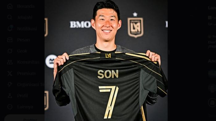 BENTANGKAN KAUS LAFC- Son Heung-Min membentangkan kaus LAFC. Setelah satu dekade di Tottenham Hotspur, di mana ia menjadi ikon klub London tersebut, Son Heung-Min diumumkan sebagai pemain baru Los Angeles FC dan akan bersaing dengan Inter Miami milik Lionel Messi di MLS.