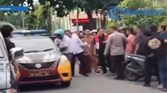 TABRAK JAMBRET - Tangkap layar video penangkapan jambret di Jogjakarta setelah pelaku ditabrak korbannya hingga jatuh.