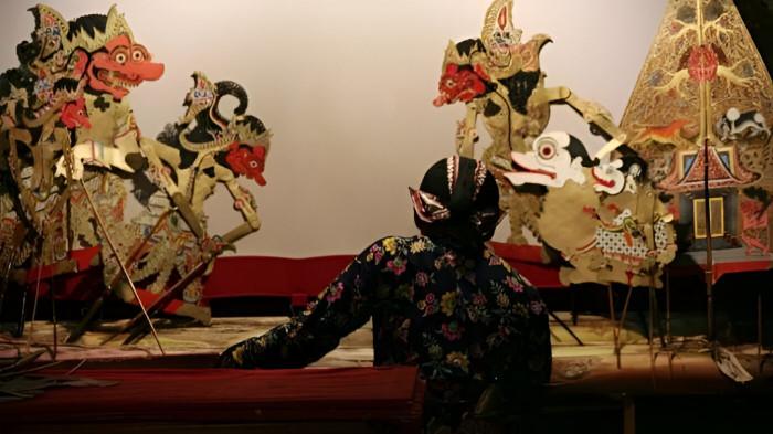 PEMENTASAN WAYANG- Ilustrasi seorang dalang tengah memainkan wayang kulit dalam sebuah pementasan kesenian budaya masyarakat Jawa.