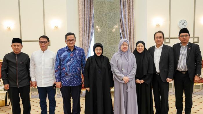 MEGAWATI DI MADINAH - Presiden ke-5 RI yang juga Ketua Umum DPP PDI Perjuangan (PDIP) Megawati Soekarnoputri tiba di Madinah, Arab Saudi, Rabu (11/2/2026) siang waktu setempat. Megawati tiba mengenakan abaya hitam dan kerudung senada, ditemani putranya M.Prananda Prabowo dan istri Nancy Prananda, serta putrinya yang juga Ketua DPR RI Puan Maharani