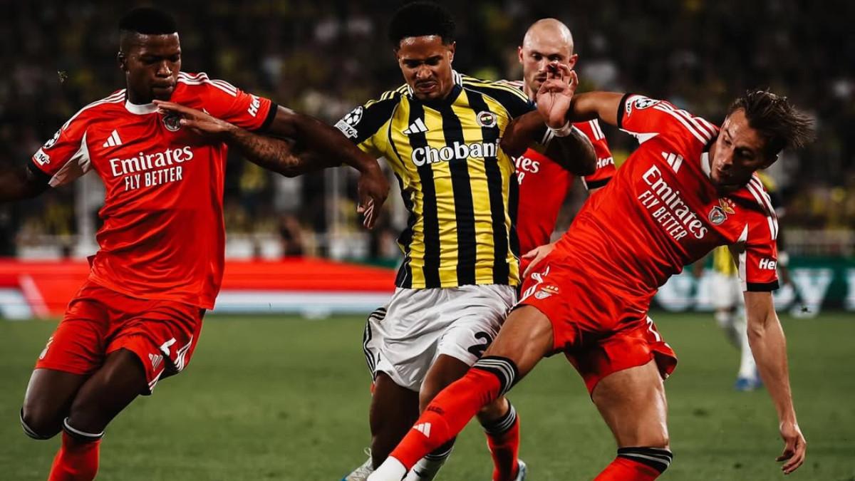 CUPLIKAN AKSI - Potret aksi Jayden Oosterwolde saat bertarung dengan 3 pemain Benfica.