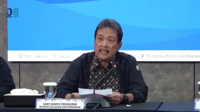PEGAWAI KKP - Menteri Kelautan dan Perikanan (KKP) Sakti Wahyu Trenggono dalam jumpa pers kecelakaan pesawat ATR 42-500 jatuh di sekitar Maros, Sabtu (17/01/2026) (Youtube Kementerian Kelautan dan Perikanan)