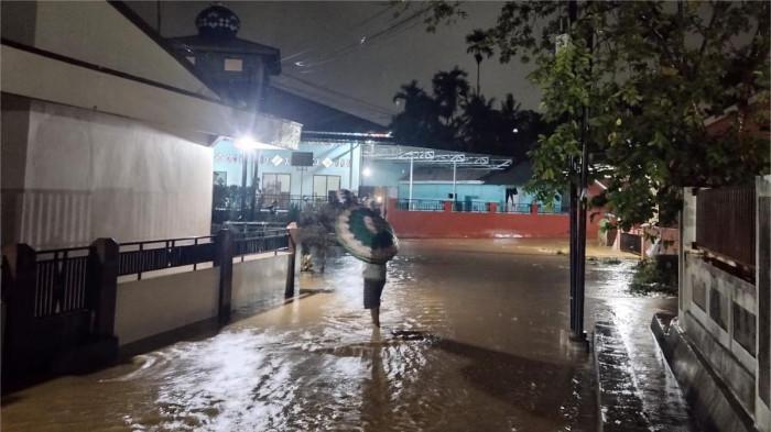 BANJIR DI PADANG- Penampakan genangan air merendam kawasan Jalan Pirus, Kelurahan Ampalu Nan XX, Kecamatan Lubuk Begalung, Kota Padang, Rabu (11/2/2026) malam.