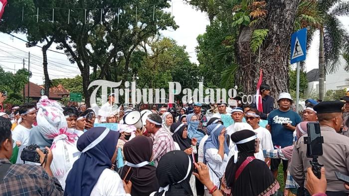DEMO PEDAGANG- Ratusan pedagang Pasar Raya Padang menggelar aksi unjuk rasa di Rumah Dinas Wali Kota Padang, Senin (9/2/2026). Aksi tersebut dilakukan untuk menolak relokasi dan menyampaikan keluhan terkait penertiban yang dinilai merugikan pedagang kecil