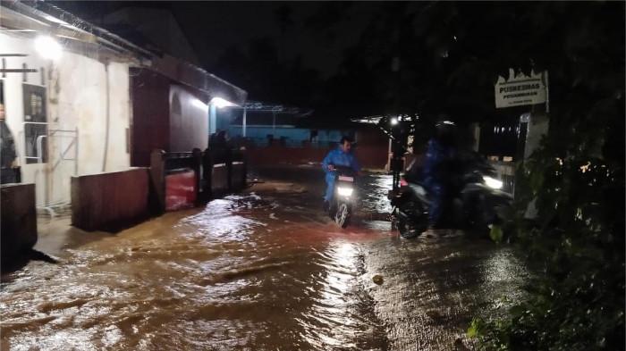BANJIR DI PADANG- Seorang pengendara motor saat melewati area jalan yang digenangai air di Jalan Pirus, Kelurahan Ampalu Nan XX, Kecamatan Lubuk Begalung, Kota Padang, Rabu (11/2/2026) malam.