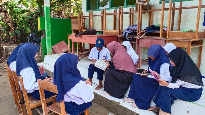 Kondisis siswa MTs Al - Qamariyah Padang Kassa, belajar di luar ruangan.