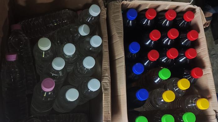 MIRAS DISITA - Botol miras yang disita polisi di Cirebon. Satresnarkoba Polres Cirebon Kota berhasil menggagalkan peredaran minuman keras (miras) tanpa izin yang kerap meresahkan masyarakat di Jalan Pegambiran di Kecamatan Lemahwungkuk, Kota Cirebon,