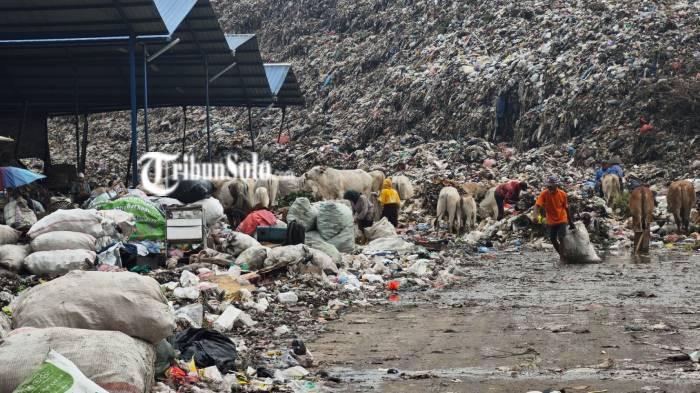 SAMPAH - Suasana tempat penampungan TPA Putri Cempo pada Senin (9/2/2026). Warga mengeluhkan bau tak sedap.