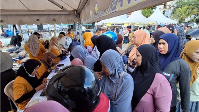 GERAKAN PANGAN MURAH - Kegiatan Gerakan Pangan Murah berlangsung di Masjid Al-Maarif Tarakan, Kamis (12/2/2026). Tampak antrean mengular sejak pagi. TRIBUNKALTARA.COM/ANDI PAUSIAH