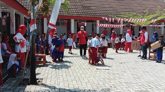 Siswa SDN 2 Karema yang berlomba stafet kardus, Selasa (20/8/2024).