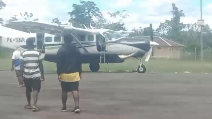 PESAWAT DITEMBAKI - Tampak Pesawat Smart Air dengan nomor registrasi PK-SNR masih berada di Lapangan Terbang Korowai. (Dok. Polres Boven Digoel)