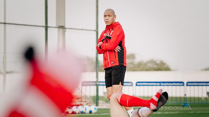 LATIHA TIMNAS U17 - Pelatih Timnas U17 Indonesia, Nova Arianto sedang mengamati para penggawa Timnas U17 Indonesia saat menjalani pemusatan latihan (TC) di Dubai menjelang Piala Dunia U17 2025 yang digelar pada 3-27 November 2025 mendatang di Qatar. (Foto: Dok. PSSI)