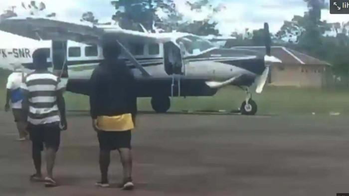 PEMYERANGAN - Kondisi pesawat Smart Air PK SNR yang yang diserang kelompok bersenjata di Lapangan Terbang Korowai Batu Danowage, Papua Selatan pada Rabu (11/12/2025)  pukul 11.25 WIT. 
