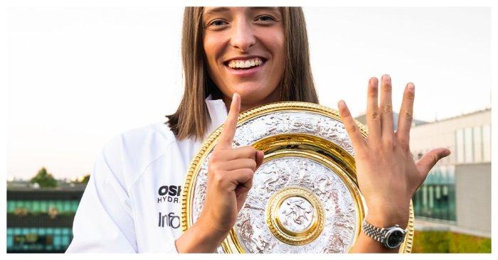 POSE JUARA SWIATEK - Petenis Polandia, Iga Swiatek, berhasil menjadi juara Wimbledon 2025 setelah mengalahkan Amanda Anisimova di final, Sabtu (12/7/2025) malam.