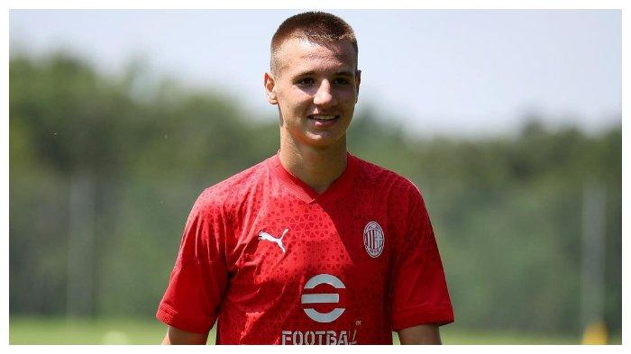 Francesco Camarda, striker 15 tahun milik AC Milan yang menerima nomor punggung keramat 9 warisan Pippo Inzaghi. Camarda disebut-sebut sebagai bocah ajaib karena sudah mencetak 500 gol.