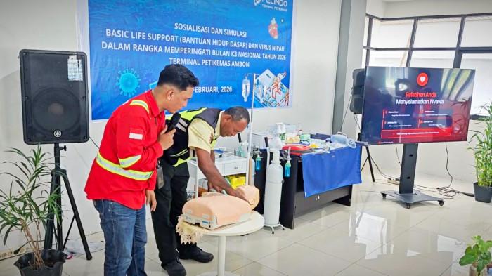 PELINDO AMBON - Salah seorang peserta mempraktekkan Resusitasi Jantung Paru (RJP), atau dalam bahasa Inggris lebih dikenal sebagai CPR (Cardiopulmonary Resuscitation) di Kantor Pelindo Ambon, Kamis (12/2/2026).
