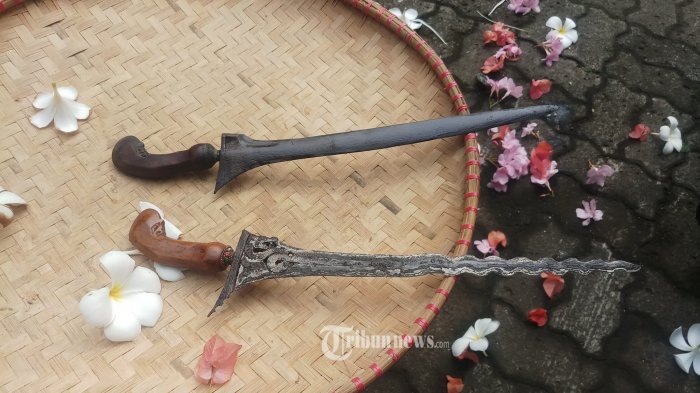 JAMASAN BENDA PUSAKA DI BULAN SURO - Jari (71) warga Suka Asih, Kota Tangerang, sedang menggosokkan jeruk nipis ke sebilah keris saat berlangsung prosesi jamasan atau memandikan benda pusaka pada bulan Suro, Selasa (10/8/2021). Prosesi memandikan benda pusaka setiap bulan Suro masih banyak dilakukan masyarakat di sejumlah daerah di tanah air sebagai warisan budaya bangsa yang harus tetap dilestarikan. WARTA KOTA/NUR ICHSAN