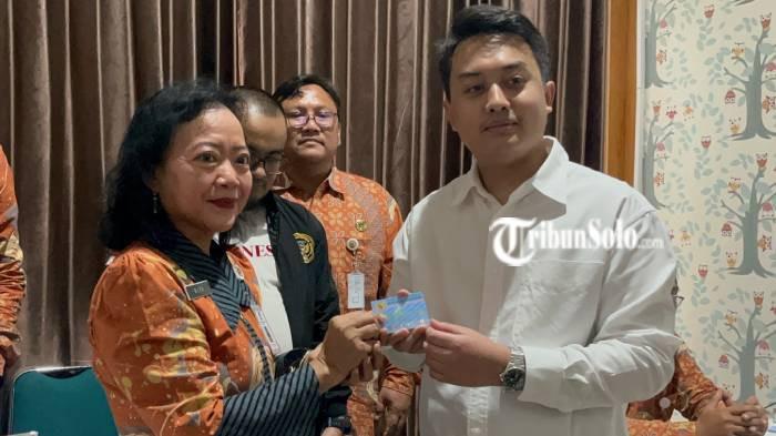 NAMA BARU. Pakubuwono XIV Purboyo datang langsung ke Disdukcapil Kota Solo untuk merekam KTP Elektronik, Kamis (12/2/2026). Ia pun resmi menyandang nama Sri Susuhunan Pakubuwono Empat Belas di KTP.