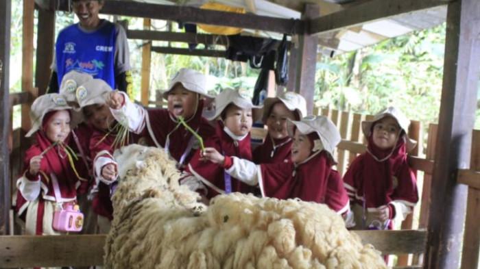 Kegiatan yang dilaksanakan di Taman Kelinci, Rowoboni, Banyubiru, Kabupaten Semarang ini menjadi bagian dari pembelajaran luar kelas