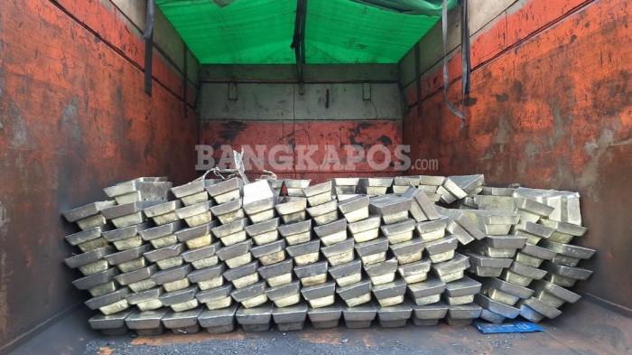 PENGGELEDAHAN -- Barang bukti pasir dan balok timah, yang diamankan timgab Kejati Babel dan Satgas Tri Cakti di Desa Kurau dan PT Rajawali Rimba Perkara, saat berada di Kejati Babel, Kamis (12/2/2026).