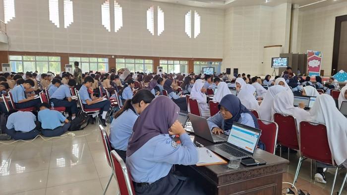 TRY OUT AKBAR -- Para siswa-siswi kelas IX SMP di Kecamatan Koba, yang sedang mengikuti Try Out Akbar Tes Kemampuan Akademik Tahun 2026 di Gedung Serba Guna (GSG) Kabupaten Bangka Tengah pada Kamis (12/2/2026).