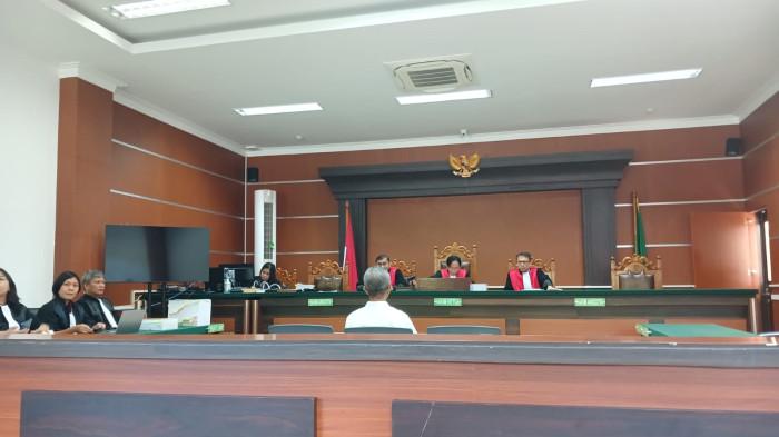 SIDANG KORUPSI - Sidang perlawanan kasus korupsi dana Islamic Development Bank (IsDB) dan Rupiah Murni Pendamping (RMP) di Universitas Sam Ratulangi (Unsrat) digelar di Pengadilan Negeri Manado, Rabu (11/2/2026). Sidang ini hanya diikuti oleh satu dari empat terdakwa, yaitu Project Management Supervision Consultant (PMSC) proyek pembangunan dua gedung Fakultas Teknik dan satu gedung Fakultas Hukum Unsrat, Hadi Prayitno.