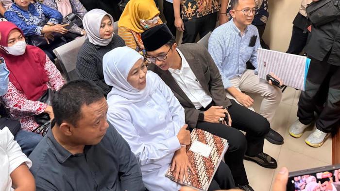 SAKSI - Gubernur Jawa Timur, Khofifah Indar Parawansa, hadir di Pengadilan Tipikor Surabaya, didampingi sejumlah pejabat Pemerintah Provinsi Jawa Timur, Kamis (12/2/2026). Khofifah hadir sebagai saksi tambahan atas kasus dugaan penyelewengan dana hibah pokir DPRD Jatim Tahun 2019.