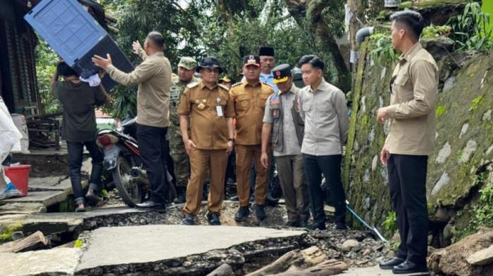 TINJAU TANAH GERAK - Gubernur Jawa Tengah Ahmad Luthfi mendampingi Wakil Presiden (Wapres) Gibran Rakabuming Raka meninjau lokasi bencana tanah gerak dan berbincang dengan warga terdampak di Desa Padasari, Kecamatan Jatinegara, Kabupaten Tegal, Jumat (6/2/2026). Gubernur memastikan pemerintah akan menyiapkan hunian sementara hingga hunian tetap lengkap dengan sertifikat kepemilikan.
