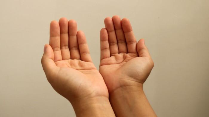 DOA AKHIR DAN AWAL TAHUN - Ilustrasi orang sedang berdoa - Menjelang 2026, umat Muslim dianjurkan membaca doa akhir & awal tahun untuk muhasabah & keberkahan.