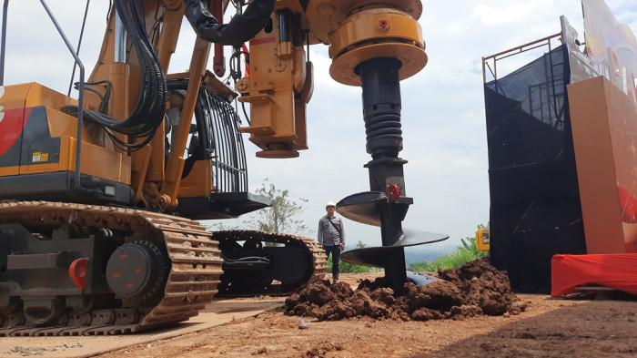 GROUNBREAKING - Alat Berat mengebor tanah di kawasan Gombel Lama sebagai tanda groundbreaking Pakuwon Mall, Senin (18/8/2025).