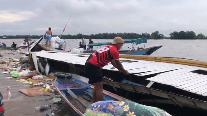 TEMUKAN SELISIH MANIFES - Kondisi Kapal Nor Dahlia F03 saat karam di Desa Rantau Hempang, Kecamatan Muara Kaman, Kabupaten Kutai Kartanegara (Kukar), Provinsi Kalimantan Timur (Kaltim) tepatnya Kamis (12/2/2026) sore sekitar pukul 16.00 WITA. (Dokumentasi warga Desa Rantau Hempang)