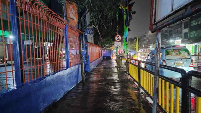 PASAR PALMERAH - Suasana kawasan Pasar Palmerah, Kamis (12/2/2026) malam. Pengendara diimbau untuk menghindari ruas jalan di sekitar Palmerah, Jakarta Barat, Jumat (13/2/2026) besok pagi. Presiden Prabowo Subianto bakal meresmikan Satuan Pelayanan Pemenuhan Gizi (SPPG) Polri dan Gudang Ketahanan Pangan di Palmerah, Jakarta Barat, besok.
