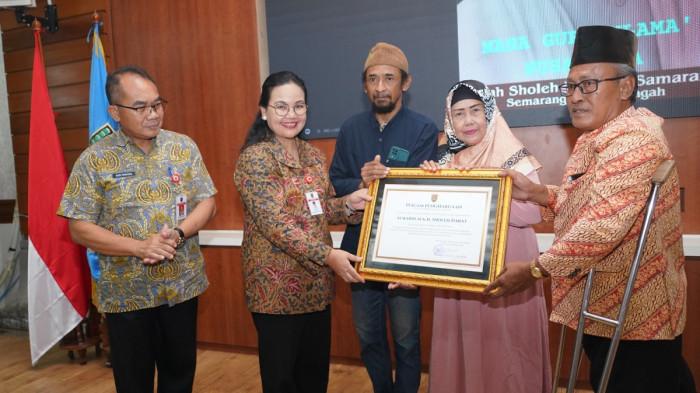 PENGHARGAAN - Pemerintah Kota (Pemkot) Semarang menggelar seremoni pemberian penghargaan kepada KH Sholeh Darat sebagai Tokoh Moderasi pada Kamis (12/2/2026)