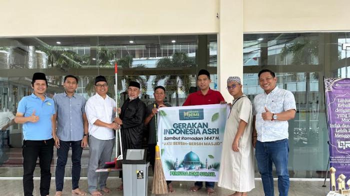 Pemuda ICMI Sulsel menyerahkan perlengkapan kebersihan kepada pengurus masjid usai aksi bersih-bersih di Masjid Barakatuh Ilham, Makassar, Rabu (11/2/2026). Bantuan tersebut untuk mendukung gerakan kebersihan jelang Ramadan.
