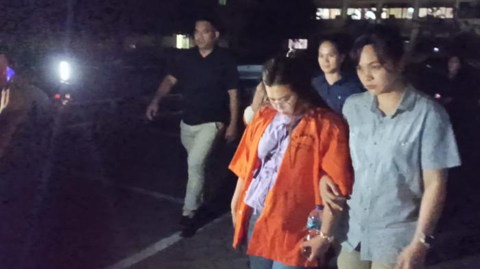 TERSANGKA - Dua tersangka kasus dugaan korupsi pengelolaan dana kas dan Cassette ATM Bank cabang Tahuna ditahan Polda Sulawesi Utara, Kamis (12/2/2026) malam. Keduanya adalah FG dan DM. Dua wanita cantik ini adalah Teller di bank tersebut. 