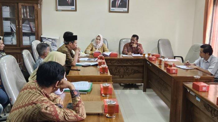 DATANG KE DPRD: Warga Desa Sambeng, Kecamatan Borobudur, Kabupaten Magelang, mendatangi DPRD Kabupaten Magelang, Rabu (4/2/2026) untuk menyampaikan penolakan terhadap aktivitas tambang pasir serta rencana penambangan tanah uruk untuk proyek Jalan Tol Yogyakarta–Bawen