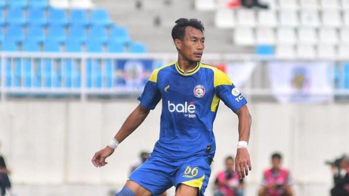 SUPER LEAGUE - Hansamu Yama Pranata menggiring bola dalam debut pertamanya bersama Arema FC saat melawan Persijap Jepara pada laga Super League 2025/2026 di Stadion Kanjuruhan, Kabupaten Malang, Senin (2/2/2026). Arema FC berhasil mengalahkan tim tamu Persijap Jepara dengan skor 1-0.