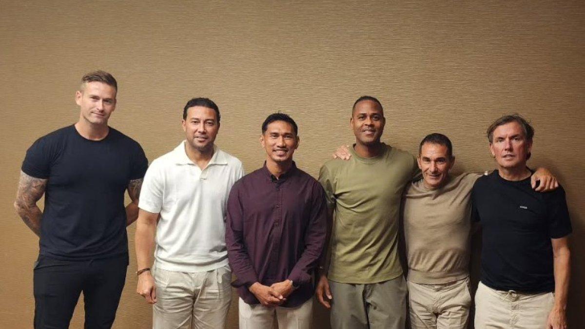 KABAR TIMNAS - Potret Zulkifli Syukur dan Sjoerd Woudenberg saat berpose bersama staff pelatih Timnas Indonesia yang baru, Selasa (4/2/2025).